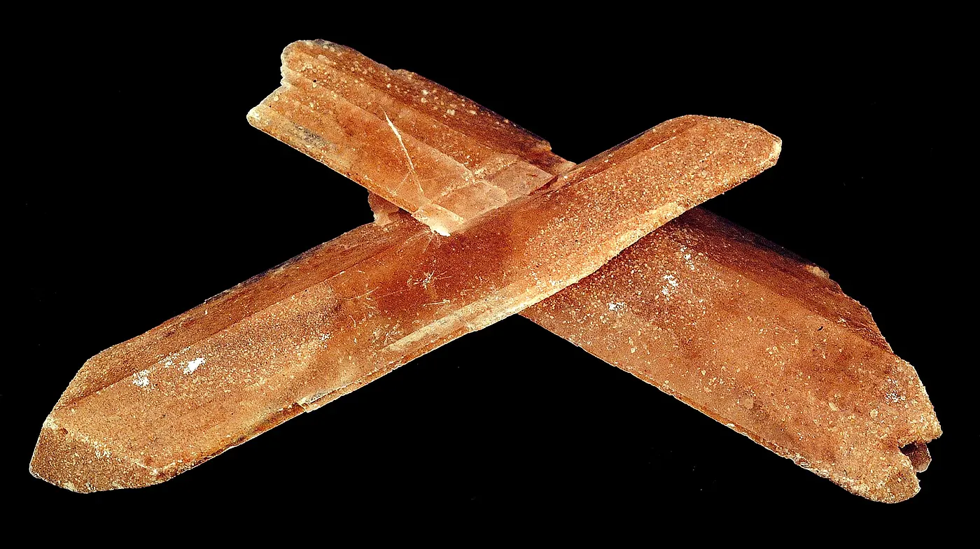 Gypsum, twinned, selenite. Specimen plate III.05.