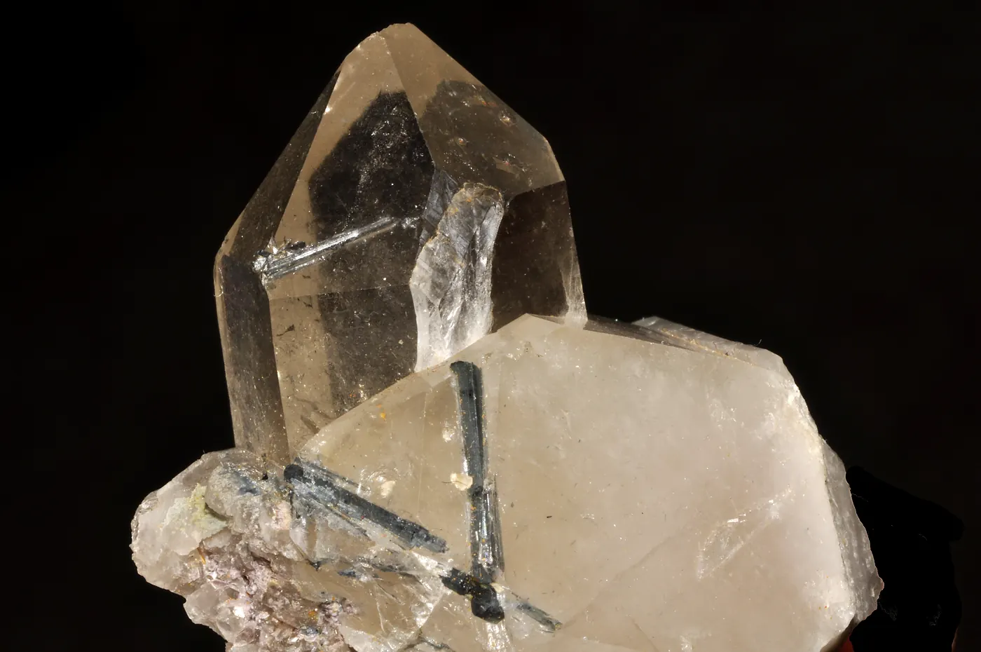 Tourmaline, schorl, on quartz. Specimen plate I.02, lit in relief.